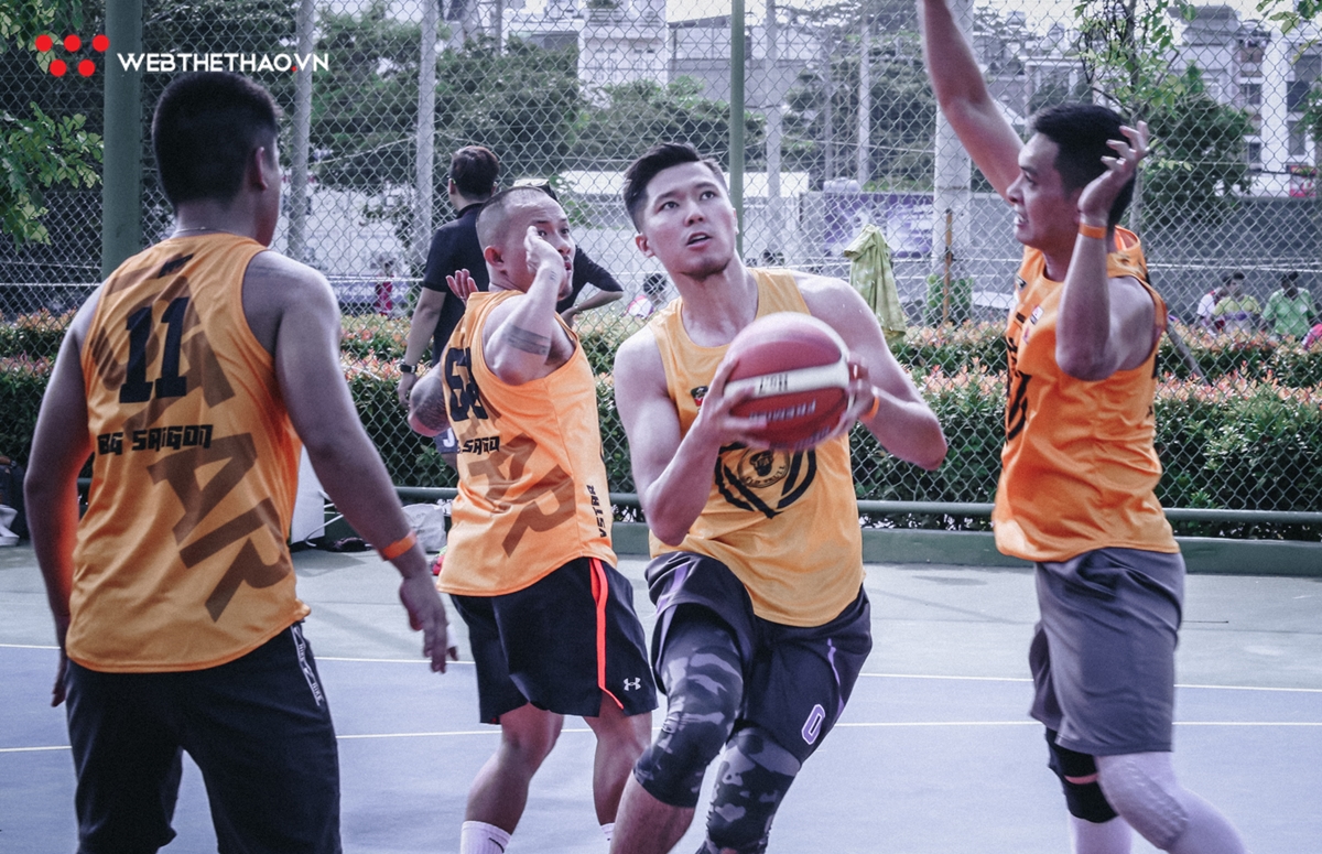 Khai mạc giải Bóng rổ 4x4 Vstar League 2019: Cháy hết mình cùng quả bóng cam bất chấp cái nắng chói chang Khai mạc giải Bóng rổ 4x4 Vstar League 2019: Cháy hết mình cùng quả bóng cam bất chấp cái nắng chói chang